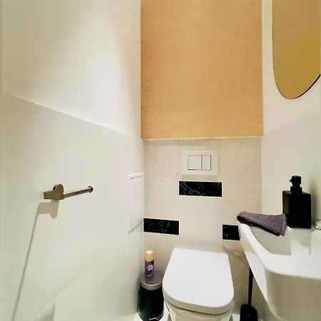 Spacious In The Center- Main Square 300m شقة *