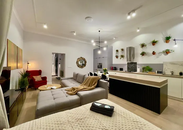 Spacious In The Center- Main Square 300m Apartament