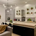 Spacious In The Center- Main Square 300m شقة *