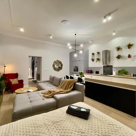 Spacious In The Center- Main Square 300m Апартаменты