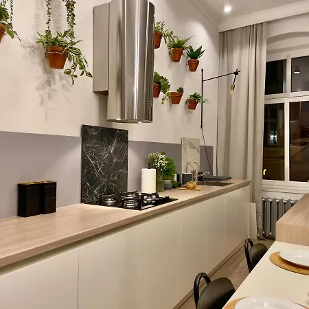 Spacious In The Center- Main Square 300m Апартаменты *