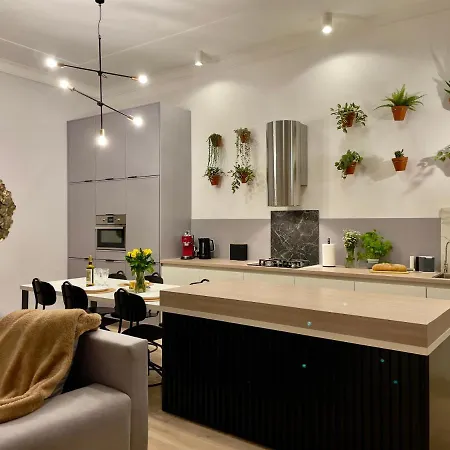 Spacious In The Center- Main Square 300m Апартаменты *