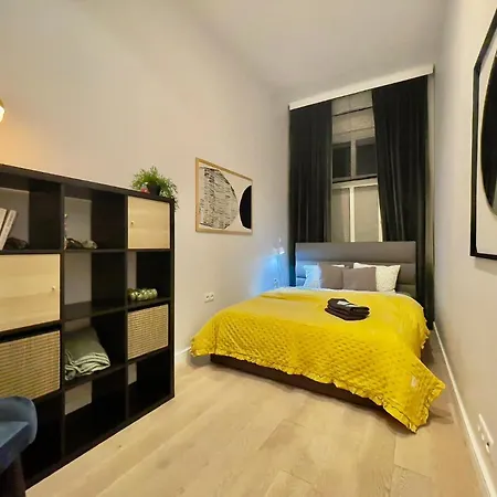 Spacious In The Center- Main Square 300m 아파트 *