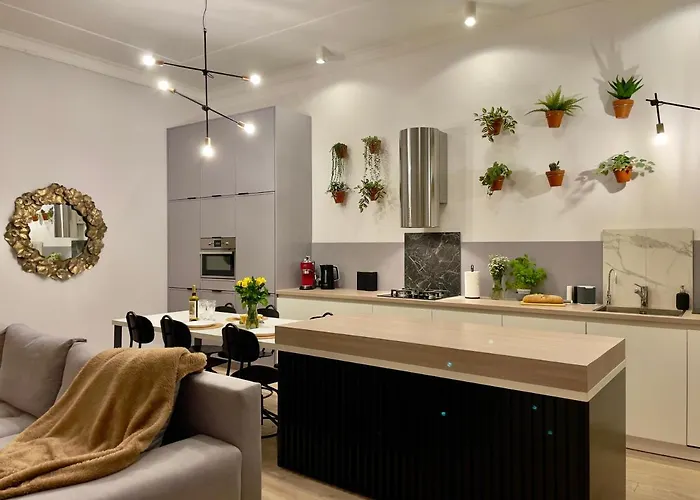 Spacious In The Center- Main Square 300m Апартаменты *