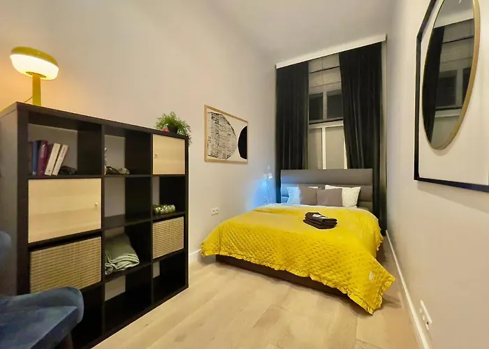 Spacious In The Center- Main Square 300m Апартаменты *